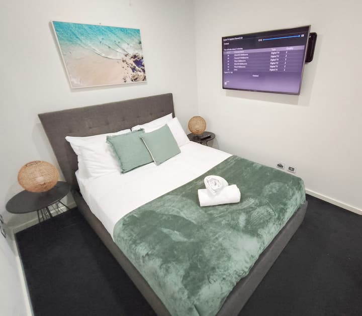 Slaapkamer 2 met tweepersoonsbed en ensuite.
Deze kamer is voorzien van een split-systeem reverse-cycle airconditioner.
Andere kenmerken van deze kamer zijn een grote ingebouwde kledingkast met spiegels van vloer tot plafond, verduisteringsgordijnen en smart-tv.