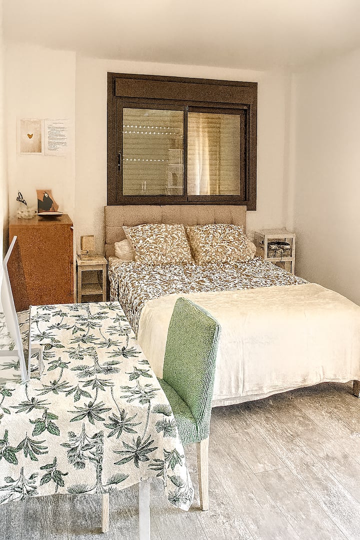 Спалнята, разположена на първия етаж, има достъп до голяма тераса. Има 1 бюро, 1 тоалетка и голям гардероб.