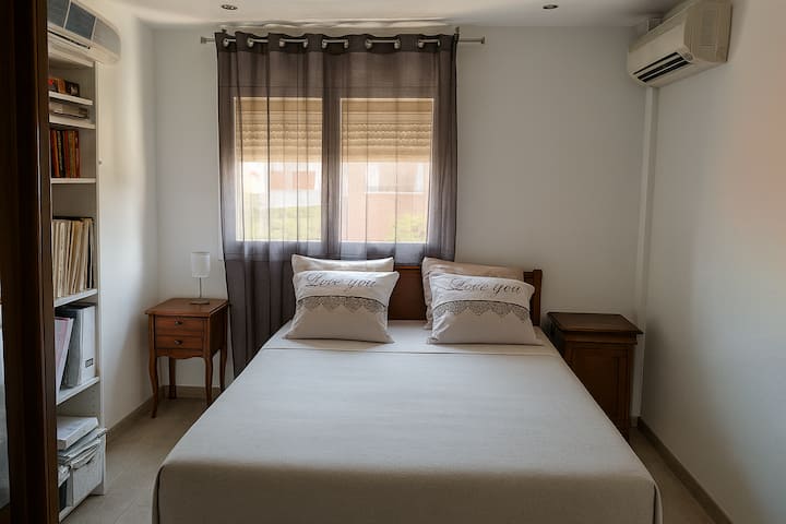 Изглед към басейна и терасата