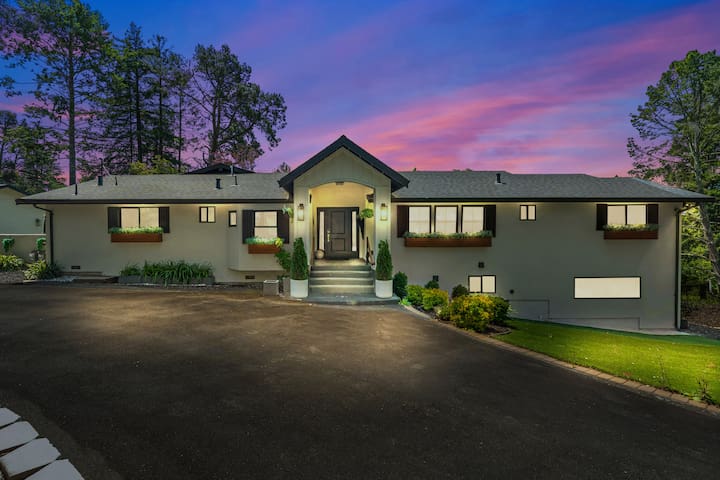 Oakland Hills Farmhouse Stunner + Game Room + A/C