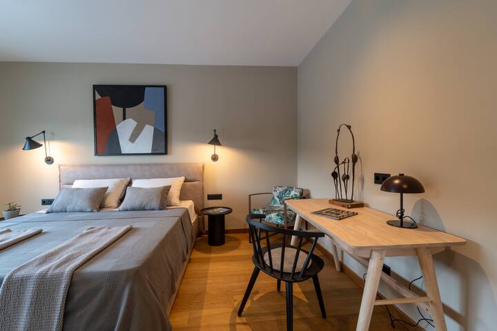 Chambre à coucher lumineuse et élégante alliant confort, fonctionnalité et une atmosphère calme et relaxante.