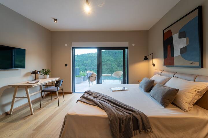 Réveillez-vous avec de magnifiques vues juste devant votre fenêtre, qui apportent de la lumière et de la tranquillité dans la chambre.