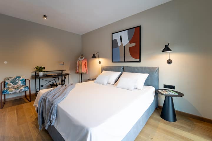 Chambre confortable et aérée, alliant un style moderne à une atmosphère paisible.