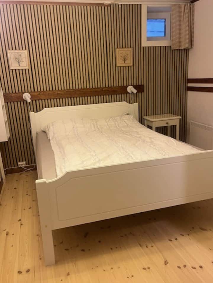 Новореновирана спална соба и нов кревет