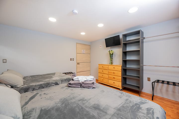  Moderna y luminosa, esta recámara ofrece dos camas Queen Size, mobiliario funcional y ambiente acogedor. Perfecta para relajarte y disfrutar una noche de sueño reparador. 
