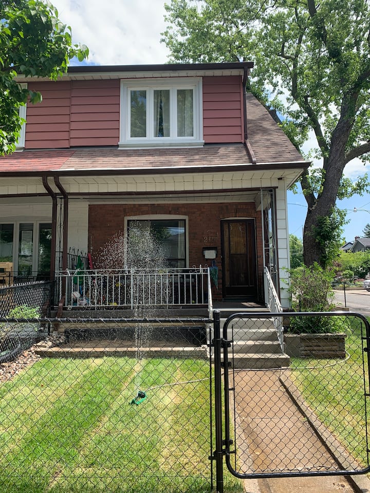 Urban Ease: Long-term Stays W Kitchen & Parking - Toronto