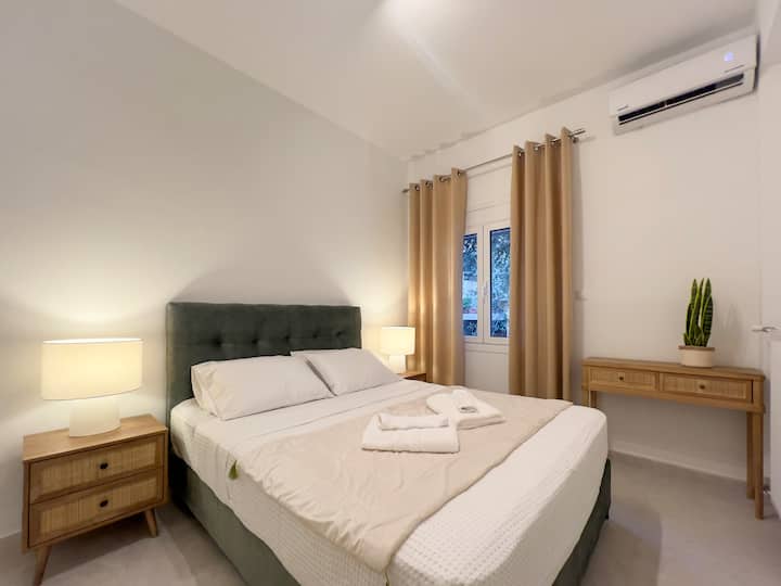 Nikad se više u životu ne zamarajte zahvaljujući mini split sustavu klima-uređaja u ovoj spavaćoj sobi!