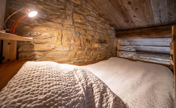 Attenzione: letto un posto in cima a una scala a barre rotonde in metallo. Molto alto!