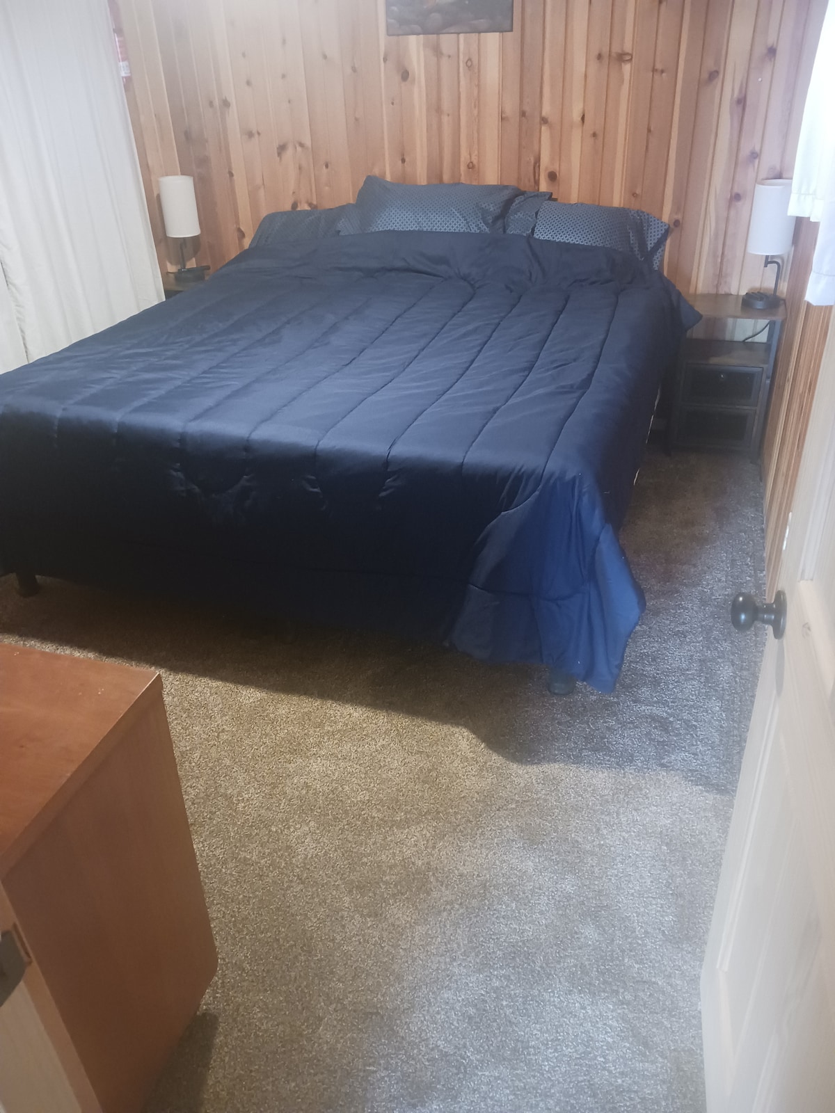 เตียงคิงไซส์ที่วางของตอนกลางคืนตู้เสื้อผ้าตู้เสื้อผ้าและพรม