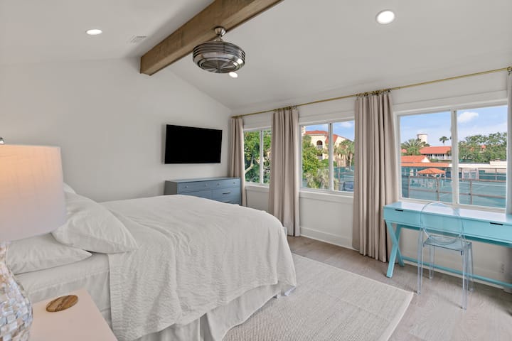 Dormitorio principal en el nivel superior
Vistas panorámicas
Techo abovedado.
Balcón privado con piscina y vista al mar