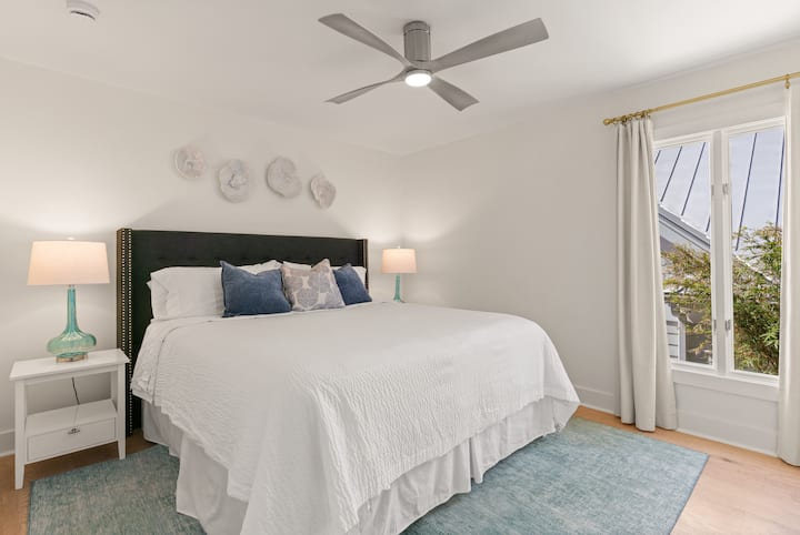 Dormitorio con cama tamaño king en el nivel superior