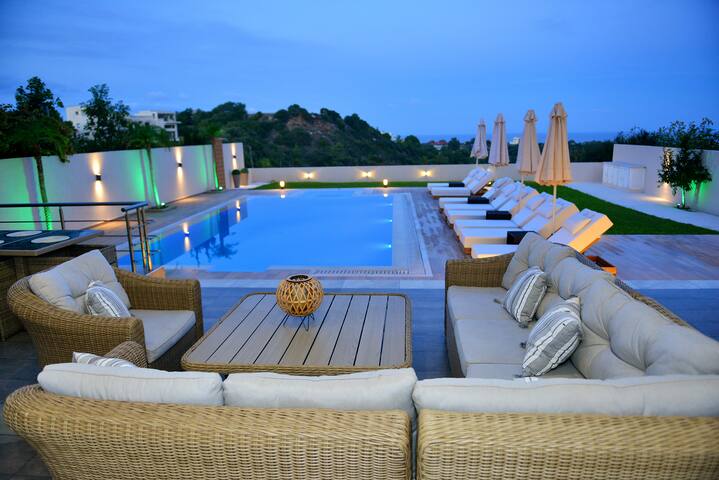 Hillside Horizon Villa gallery image 2