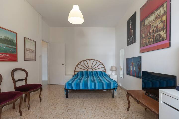Ampia camera da letto, con letto matrimoniale, tv, scrivania e armadio