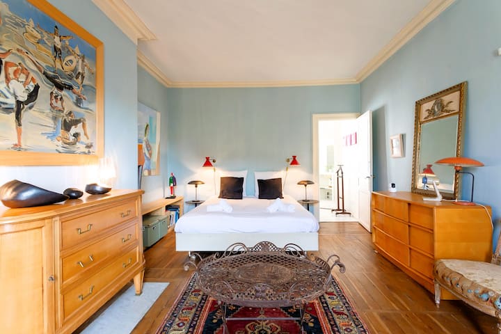 Chambre 1 - Lit Queen size (160x200), bureau et salle de bain attenante - 1er étage