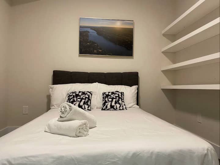 Cozy stays near Metro Decarie 210 - 2