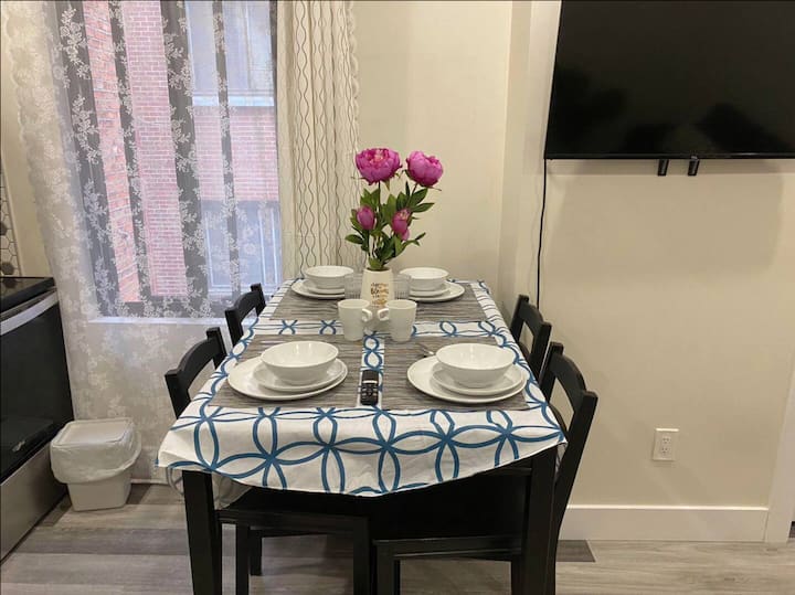 Cozy stays near Metro Decarie 210
