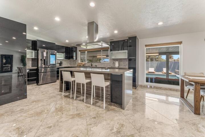 Central Luxury 5BR One Story and Pool HotTub Games gallery image 2