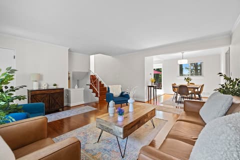 Fenced ½-acre dog yard, prime loc, in-law suite!