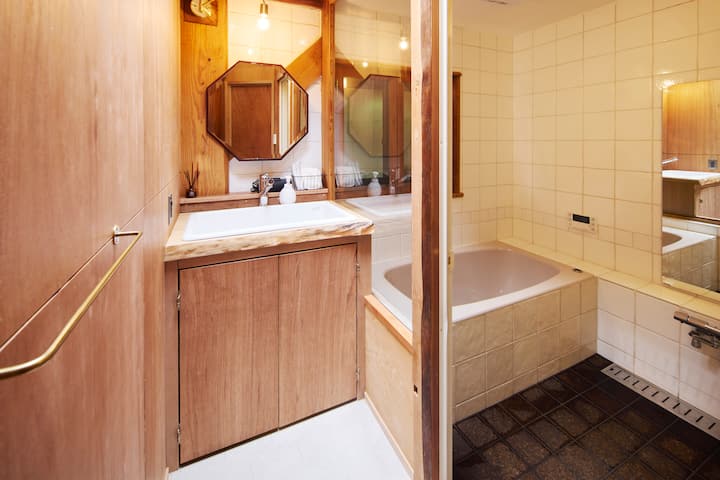 【メイクルーム】ドライヤー・歯ブラシ・ボディタオル完備