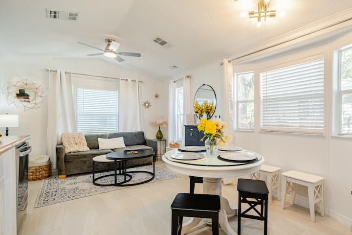 Место каде што ќе уживате во оброкот, опуштете се, гледајте филм и опуштете се со семејството и пријателите.