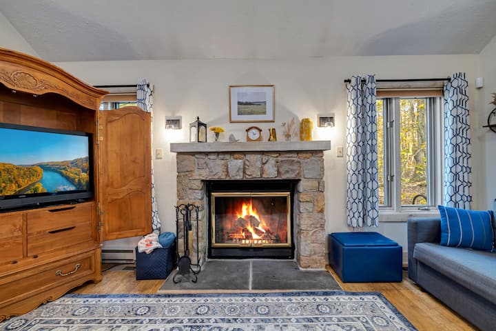 客厅配有燃木壁炉（我们提供木材和点火器以及详细说明）。 