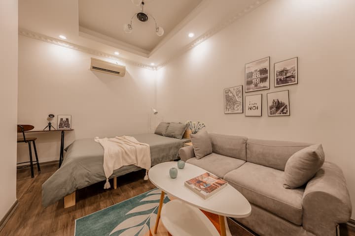 Geniet van je verblijf met alle basisvoorzieningen in onze ruime kamer van 24 m² op de eerste verdieping: een comfortabel queensize bed, dubbele airconditioning, een gezellige bank en een handige werkplek.