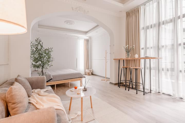 Geniet van het overvloedige natuurlijke licht en de frisse lucht vanaf het prachtige uitzicht op het balkon van deze kamer.  #NaturalLight #BalconyViews