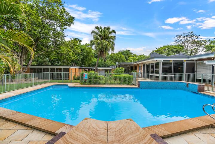 Spacious Hideaway Retreat, Pool , Spa, Acreage gallery image 2