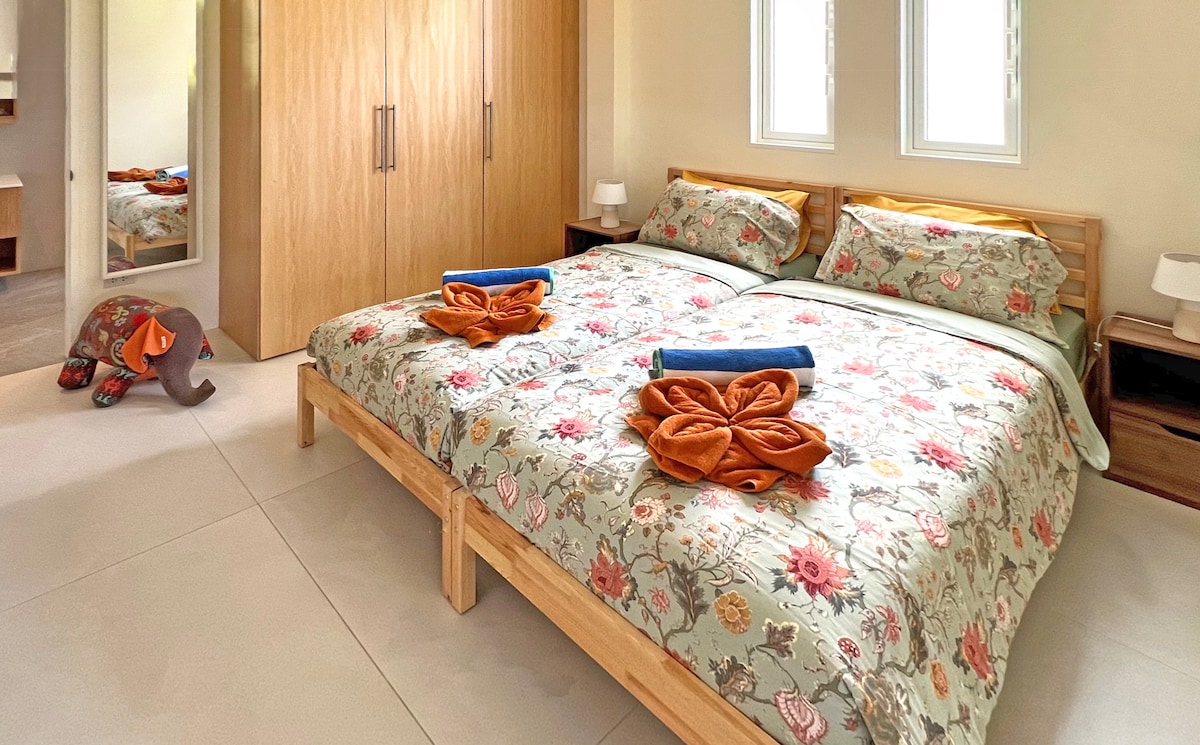 Спалня за 2 - ма души на приземния етаж, с едно голямо двойно легло (преустроено от две единични легла с клин за матрак)