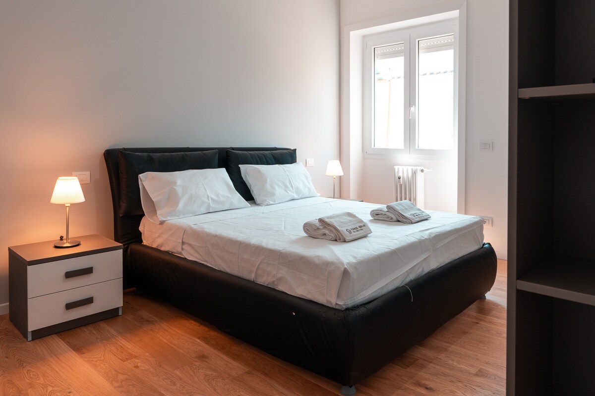 Plongez dans les repos régénérants de notre chambre. Le linge blanc et les oreillers moelleux offrent un confort enveloppant. La télévision vous divertira le soir et, le matin, la lumière du soleil vous caressera, rendant chaque réveil agréable.