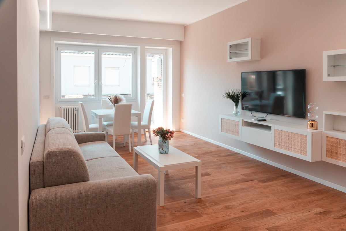 Plongez dans ce salon moderne, où le blanc et le marron créent une ambiance chaleureuse. Parfait pour se détendre et profiter de la grande télévision, la table à manger est idéale pour des moments conviviaux en famille et entre amis.