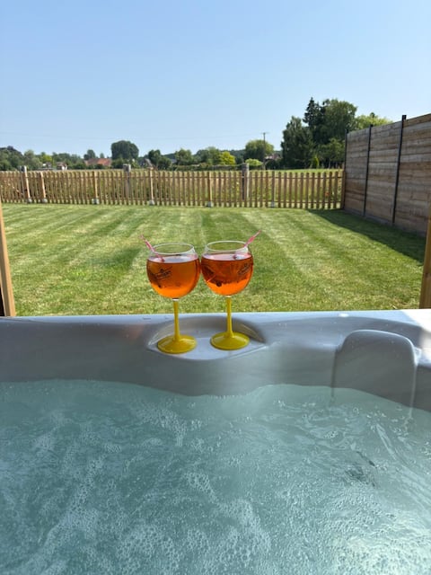 Cottage with hot tub 6 people