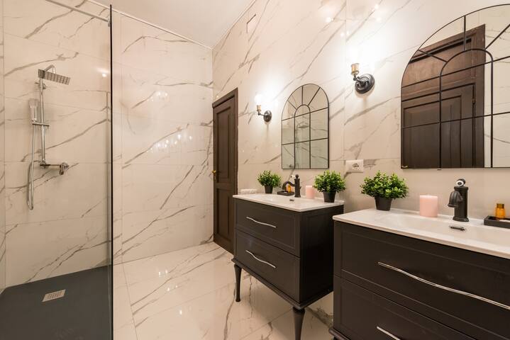 Apartment with Piazza Navona view gallery image 3