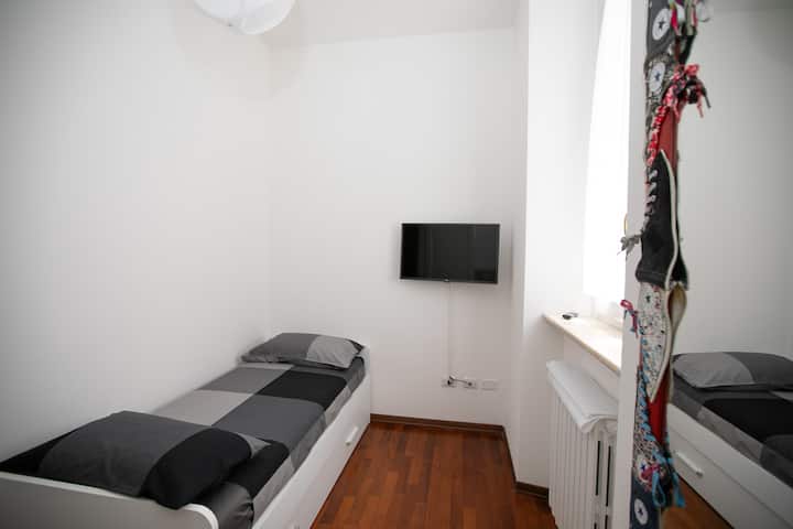quarto com cama de solteiro e segunda cama extraível