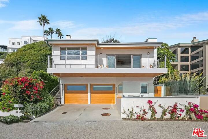 Malibu Beach House on the Sand!