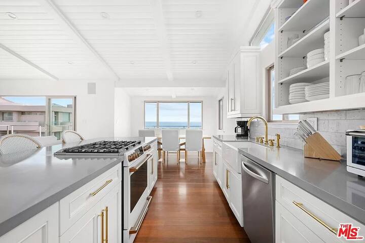 Malibu Beach House on the Sand! gallery image 4
