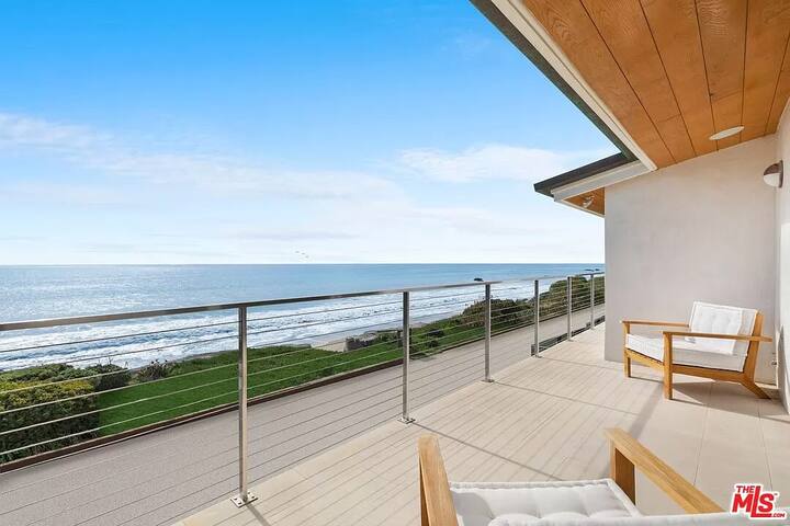 Malibu Beach House on the Sand! gallery image 3