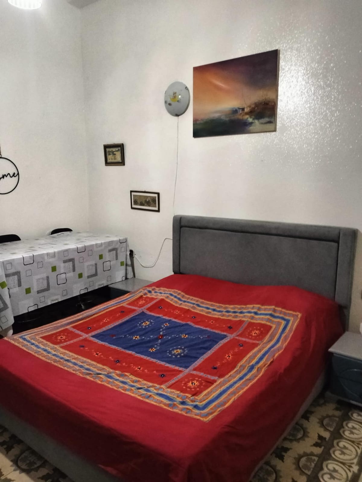 Prostrana i udobna, ova velika spavaća soba nudi ugodan i topao prostor za opuštanje i rad na daljinu. Idealno za one koji traže umirujuće i dobro uređeno okruženje.