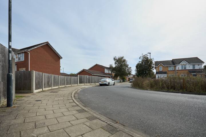 Exquisite Royal Pearl Garden, Thamesmead, London. gallery image 5