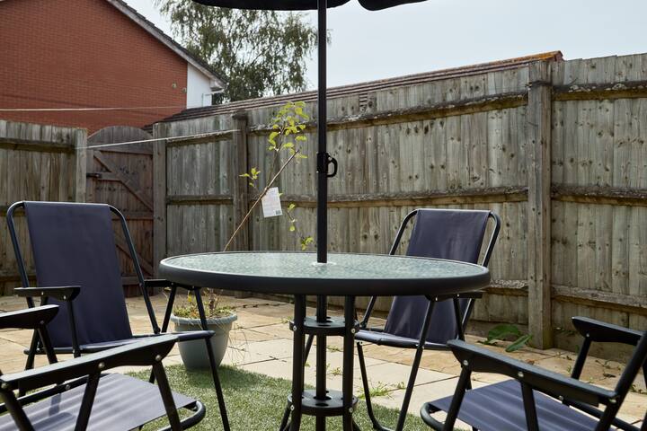 Exquisite Royal Pearl Garden, Thamesmead, London. gallery image 4