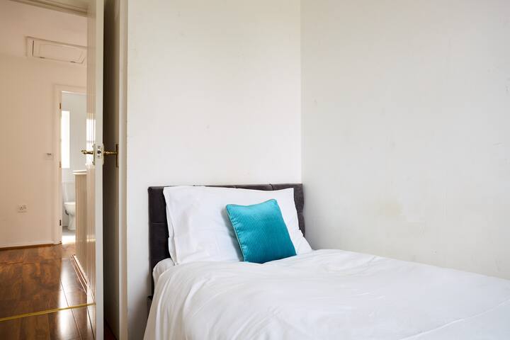 Exquisite Royal Pearl Garden, Thamesmead, London. gallery image 3