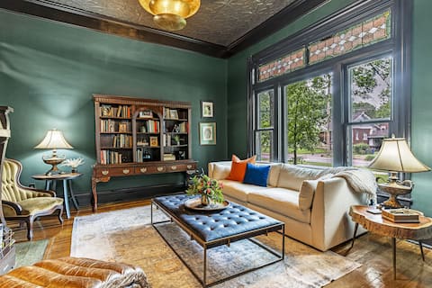 Elegant Southern Historic Retreat: Comfort & Charm