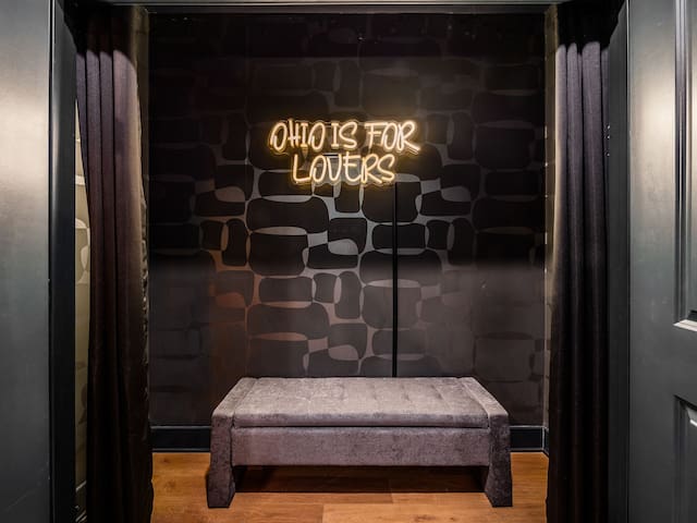 Game Day Paradise: Hot Tub, Fire, & Lounge Fun