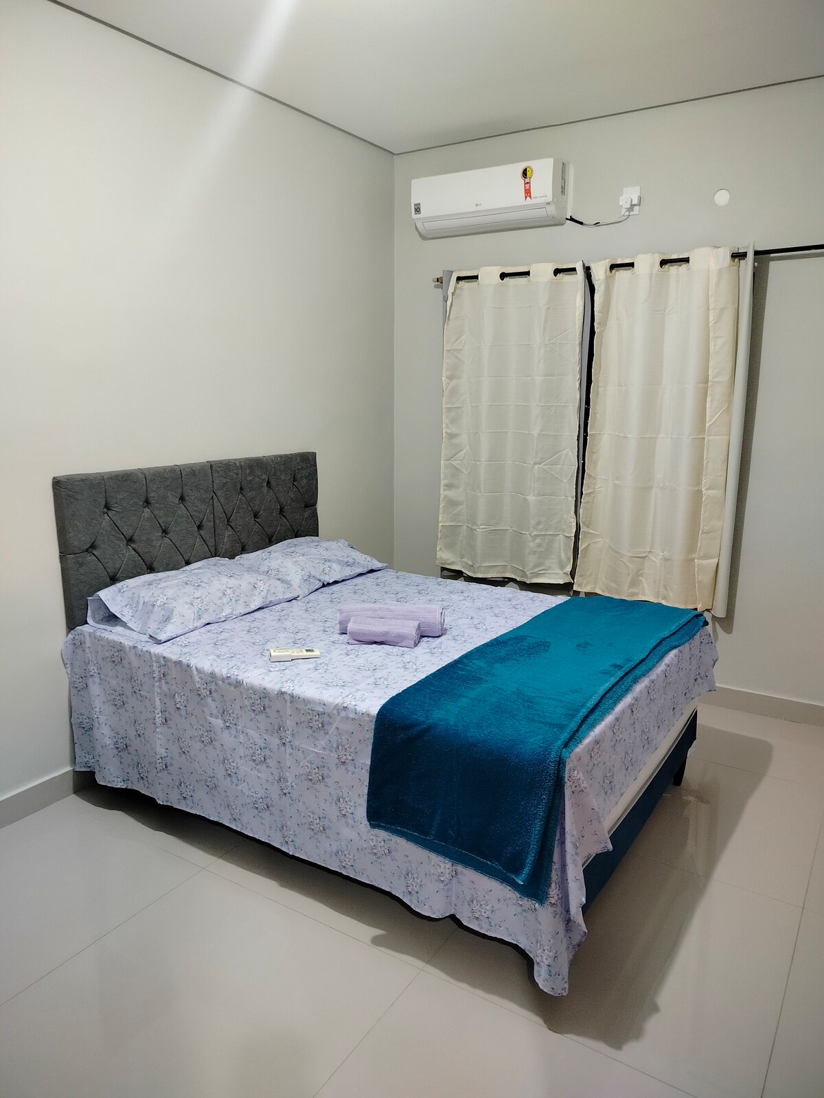 Cama doble
ropa de cama(forro de colchón y sábanas)
2 almohadas, 
 1 manta,
Toallas de 2 baños 
Persianas opacas,
Aire acondicionado,
secadora,
plancha.