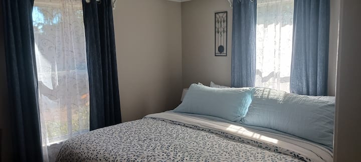 Letto king size con morbidi piumoni e piumini