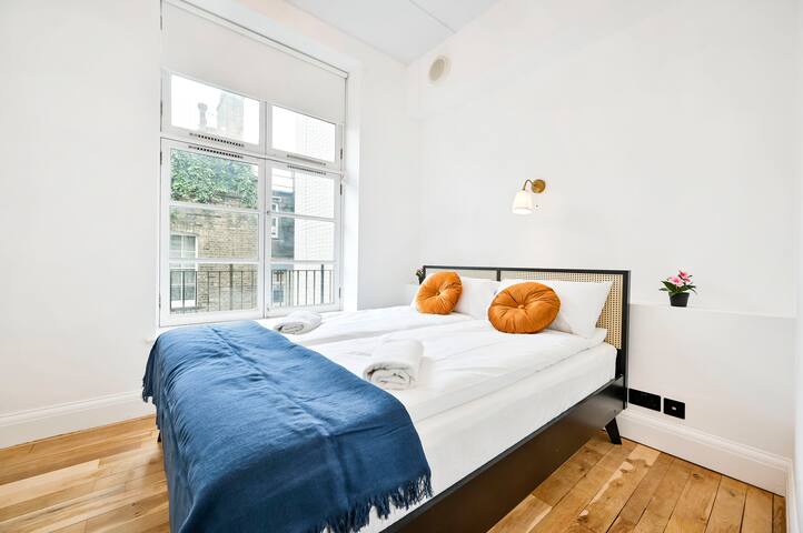 Amazing 3 Bed Apartment Great Portland Street gallery image 4