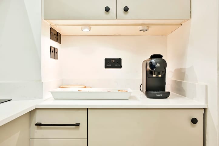 Amazing 3 Bed Apartment Great Portland Street gallery image 2