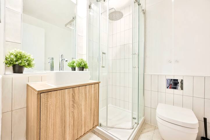 Amazing 3 Bed Apartment Great Portland Street gallery image 5