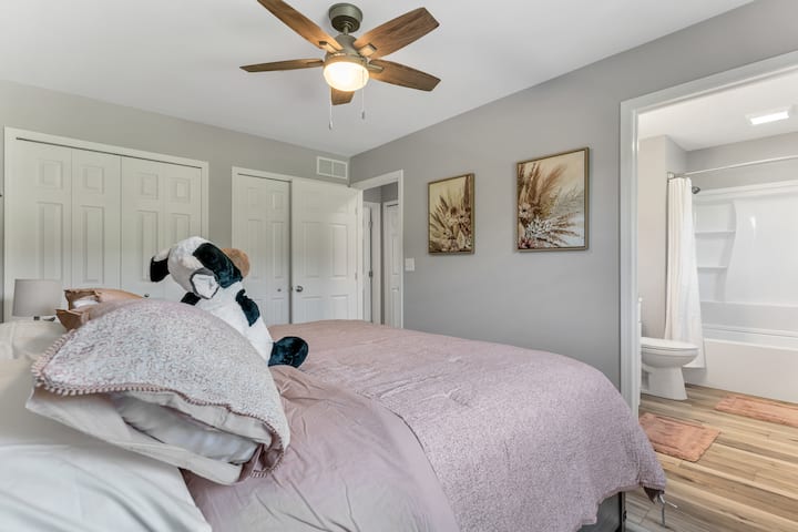 This king size bedroom has it all! His and hers closet space, comfy and cozy king size bed to relax in and catch up on some sleep or watch TV by logging into your personal streaming account, and a private on suite bathroom with tub/shower combo.