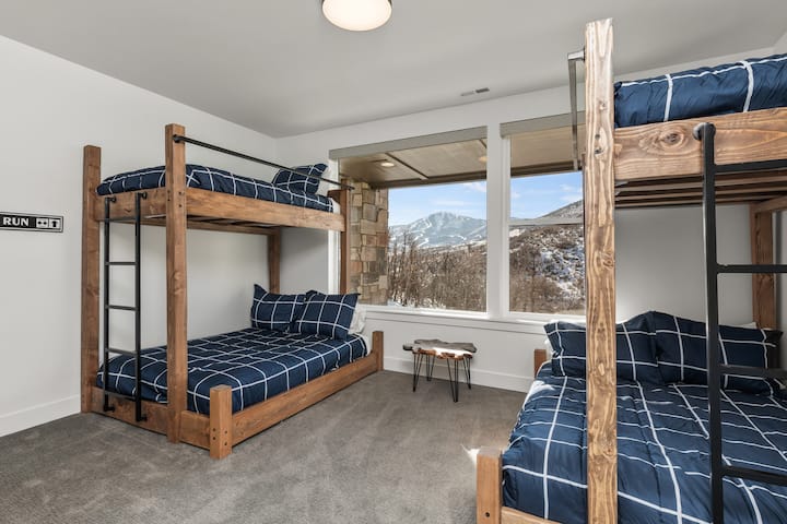 Ქვედა ორსართულიანი ოთახი სრული საწოლებით ქვედა ნაწილში და ორადგილიანი ზედა ნაწილში 